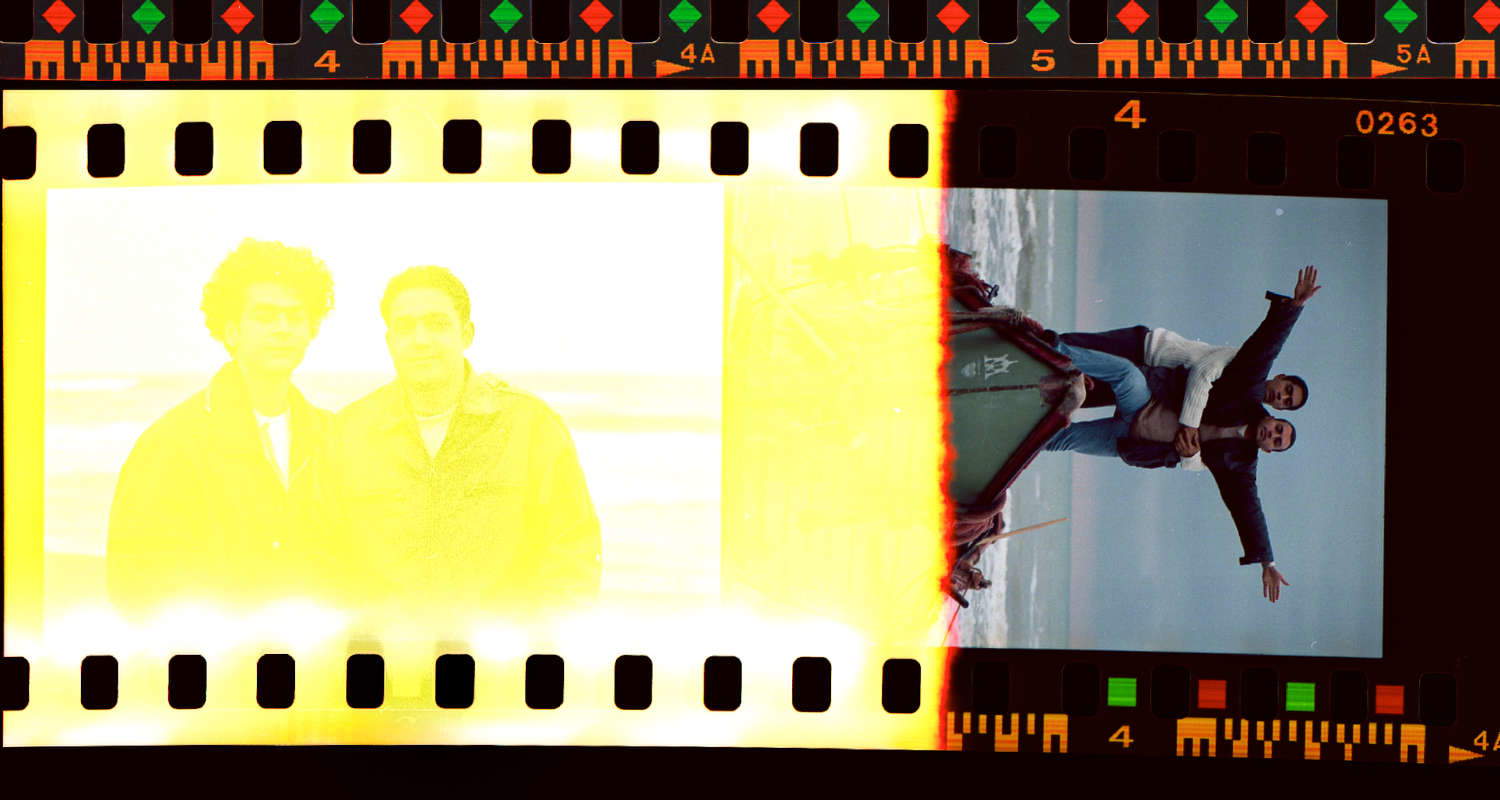 Newsha Tavakolian, Archivbilder von jungen Männern, die während einer Fahrt zum Kaspischen Meer den ikonischen Moment der Titanic nachstellen. (1997)