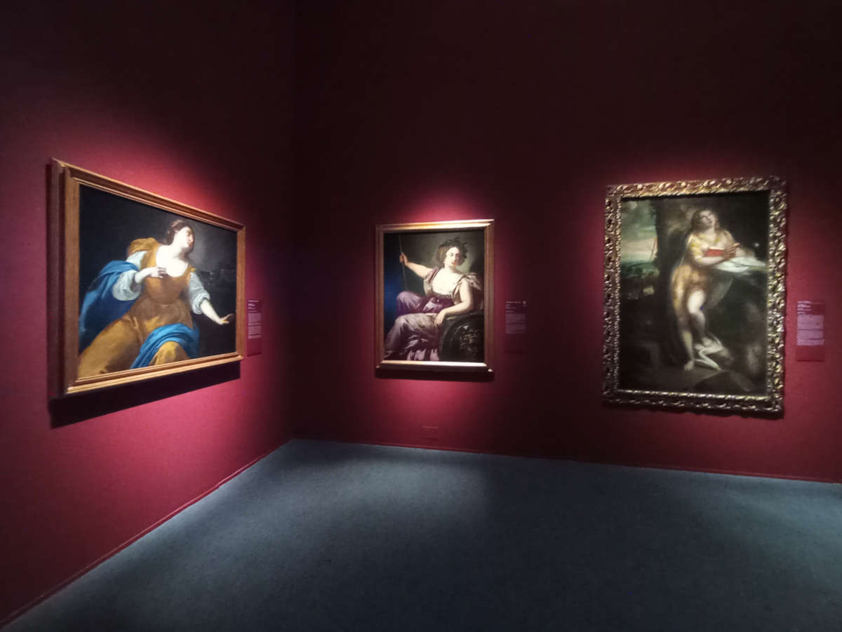 L'exposition Artemisia Gentileschi: Courage et Passion est mise en place