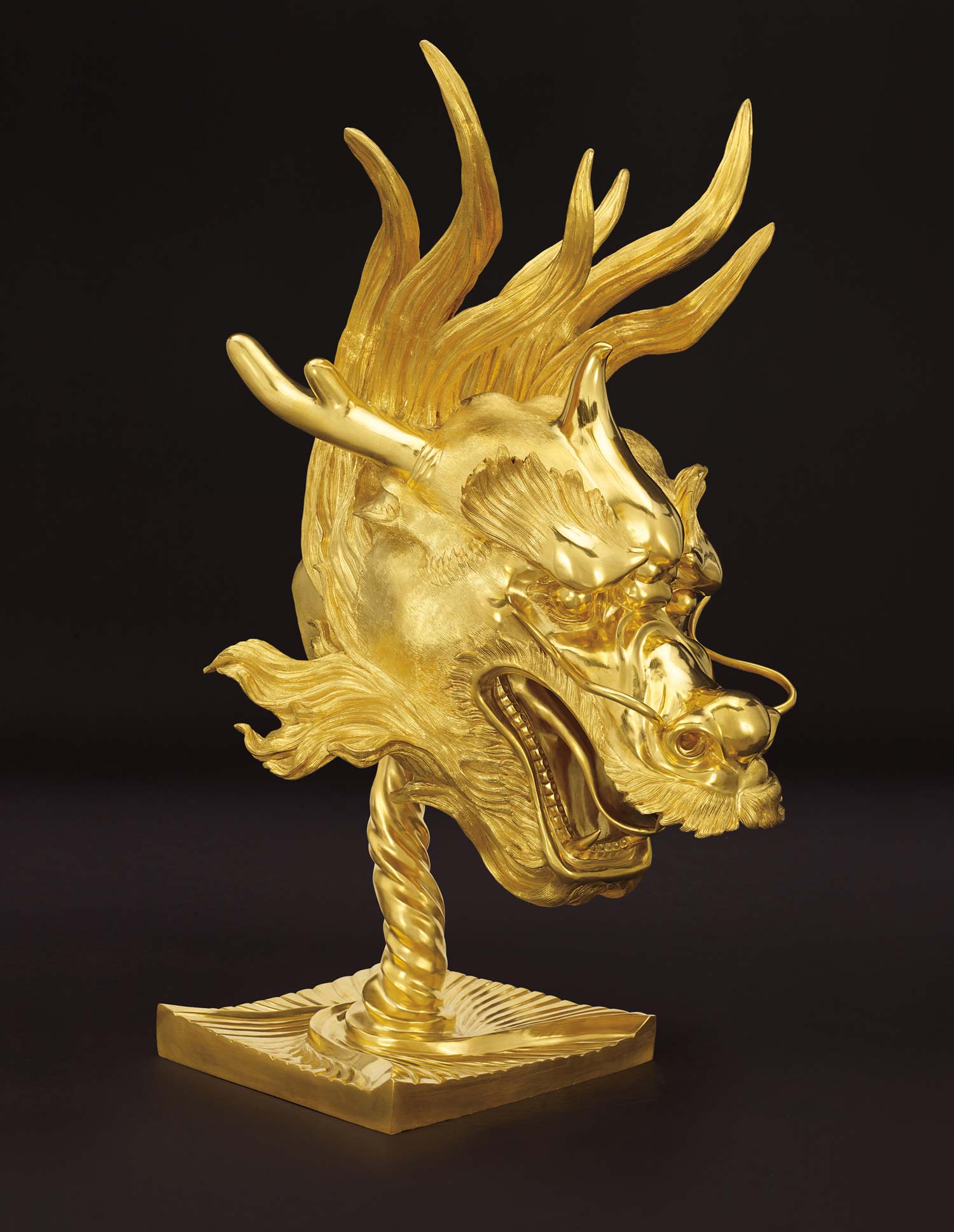 Ai Weiwei, Circle of Animals/Zodiac Heads: Gold (Dragon) (2010; bronzo con patina dorata, 91 x 46 x 66 cm) &copy;&#65039; Ai Weiwei; Su gentile concessione dell'artista e Vito Schnabel Gallery