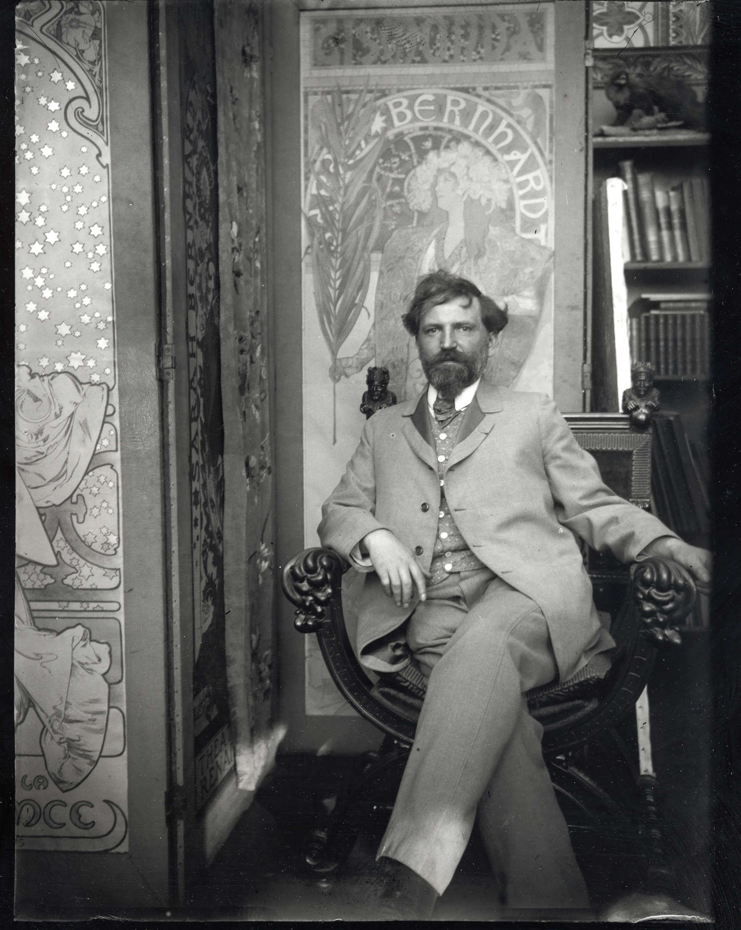 Alfons Mucha, sentado frente a Gismonda Alfons Mucha, sentado frente a Gismonda