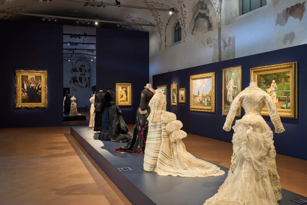 Forli, the great exhibition on art and fashion at the San Domenico Museums reopens its doors in total safety 