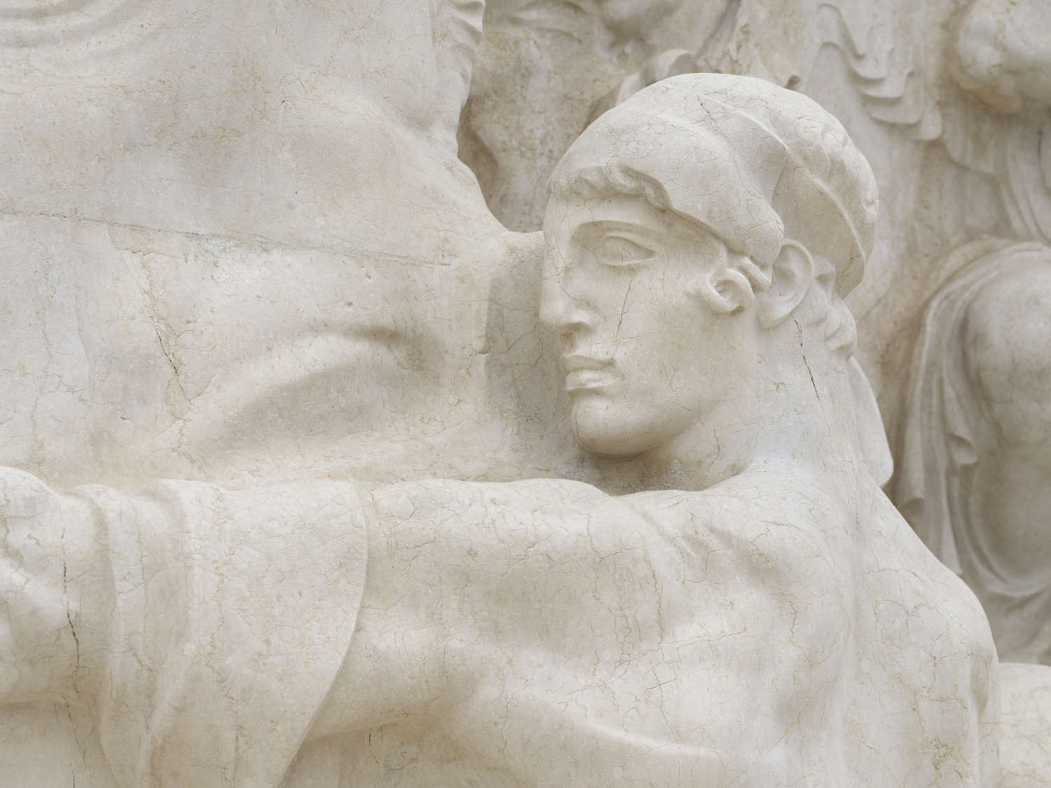 Angelo Zanelli, Figure masculine, détail de l'Amore Patrio dans la frise droite, après restauration (2023). Rome, VIVE - Vittoriano et Palazzo Venezia © MiC, VIVE - Vittoriano et Palazzo Venezia. Photo de Mauro Magliani. Angelo Zanelli, Figure masculine, détail de l'Amore Patrio dans la frise droite, après restauration (2023). Rome, VIVE - Vittoriano et Palazzo Venezia © MiC, VIVE - Vittoriano et Palazzo Venezia. Photo de Mauro Magliani.