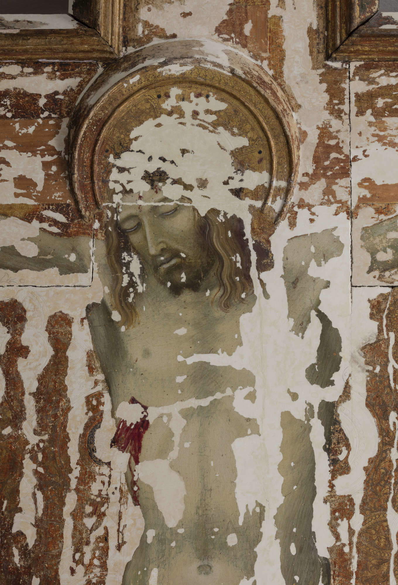 Il Cristo durante la stuccatura Il Cristo durante la stuccatura