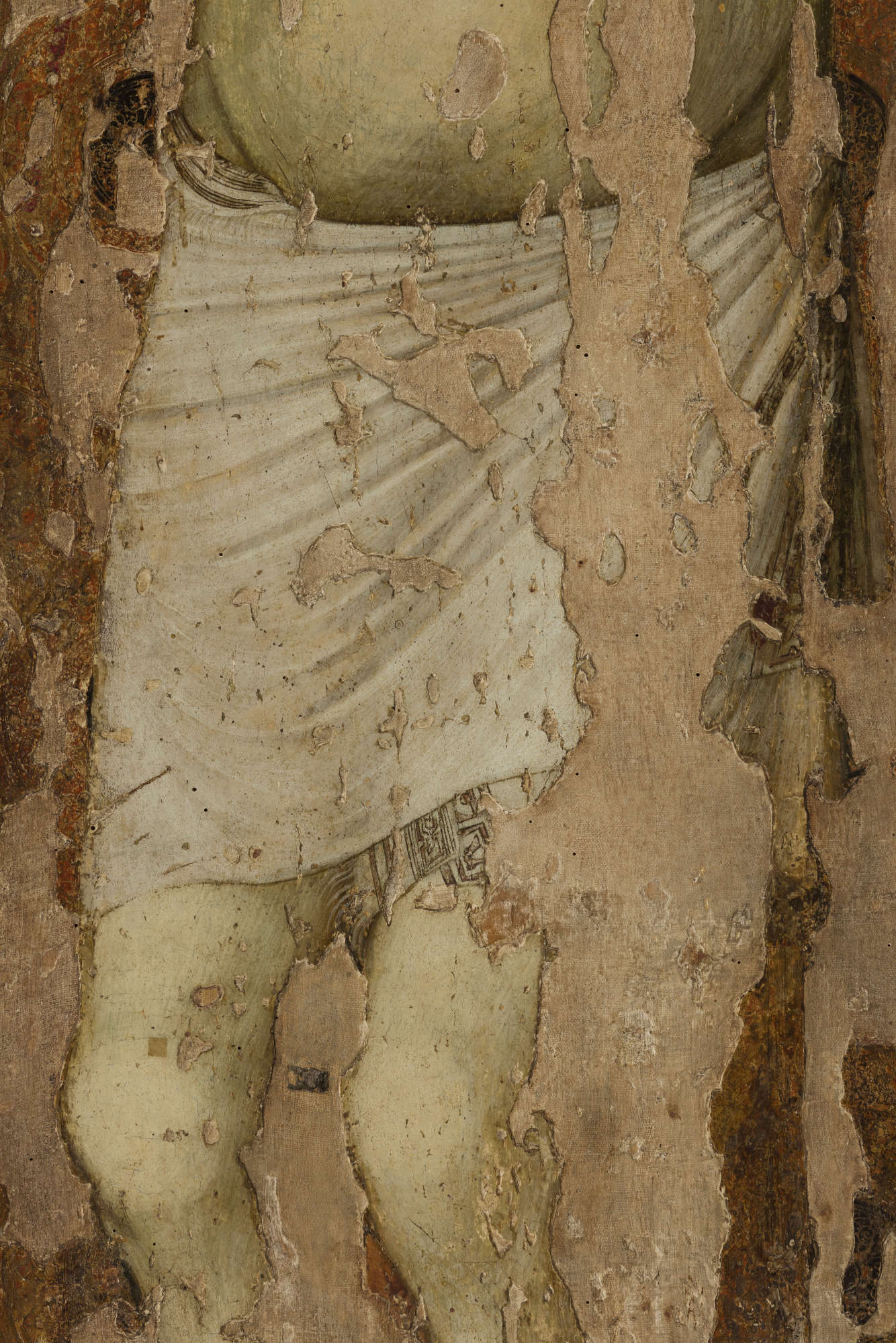 Dettaglio del perizoma di Cristo prima del restauro Dettaglio del perizoma di Cristo prima del restauro