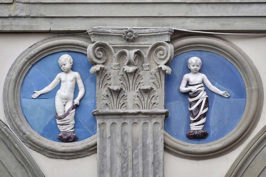 Andrea della Robbia, Putti in Fasce (1487, terracota vidriada, cada una de unos 100 cm de diámetro; Florencia, Spedale degli Innocenti) Andrea della Robbia, Putti in Fasce (1487, terracota vidriada, cada una de unos 100 cm de diámetro; Florencia, Spedale degli Innocenti)