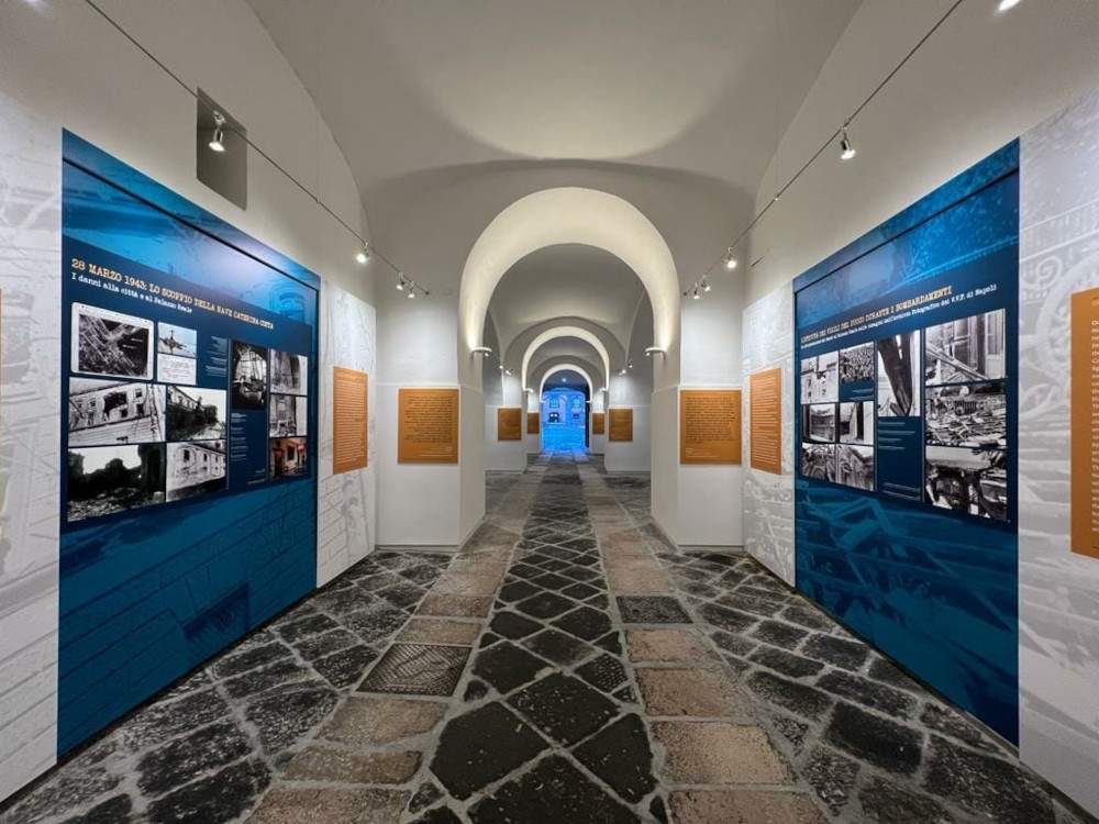 Le Palais royal de Naples inaugure l'Androne delle Carrozze avec une exposition sur les dommages de guerre 