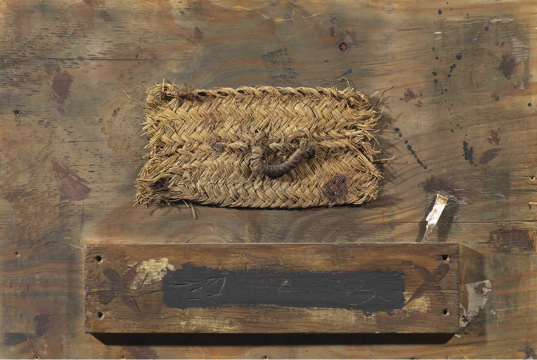Antoni Tàpies, Sin título (hacia 1960; pintura y ensamblaje sobre panel de madera, 56 x 82,5 cm; Florencia, Colección Roberto Casamonti) Antoni Tàpies, Sin título (hacia 1960; pintura y ensamblaje sobre panel de madera, 56 x 82,5 cm; Florencia, Colección Roberto Casamonti)