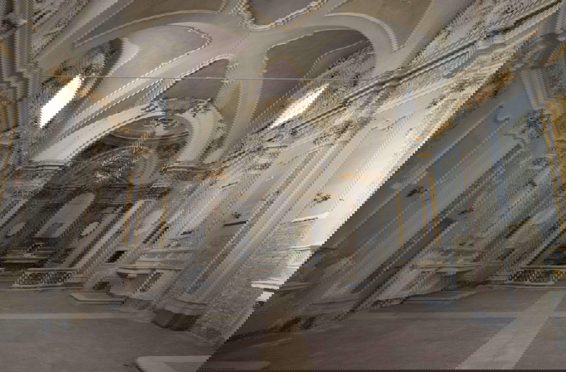 Interior de la iglesia antes de la restauración