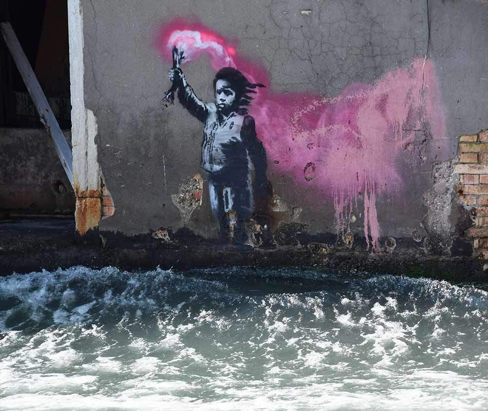 Venezia, il Bambino migrante di Banksy sarà restaurato e messo in sicurezza. Una banca finanzierà i lavori 