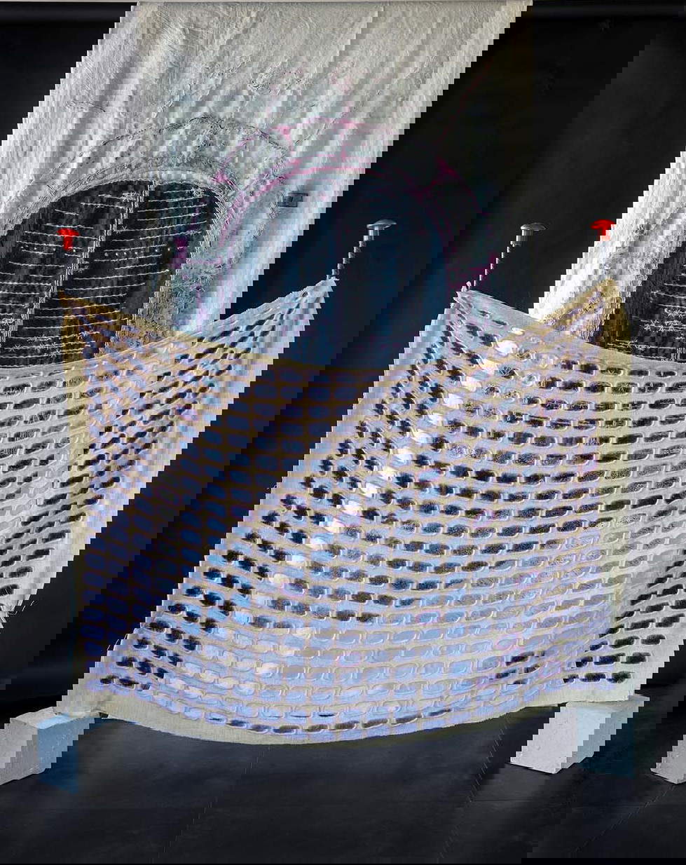 Romilda Boccia, Con tenerezza (2023; tela di canapa, lana mohair, tondino di ferro, filo di ferro, basamenti di cemento)