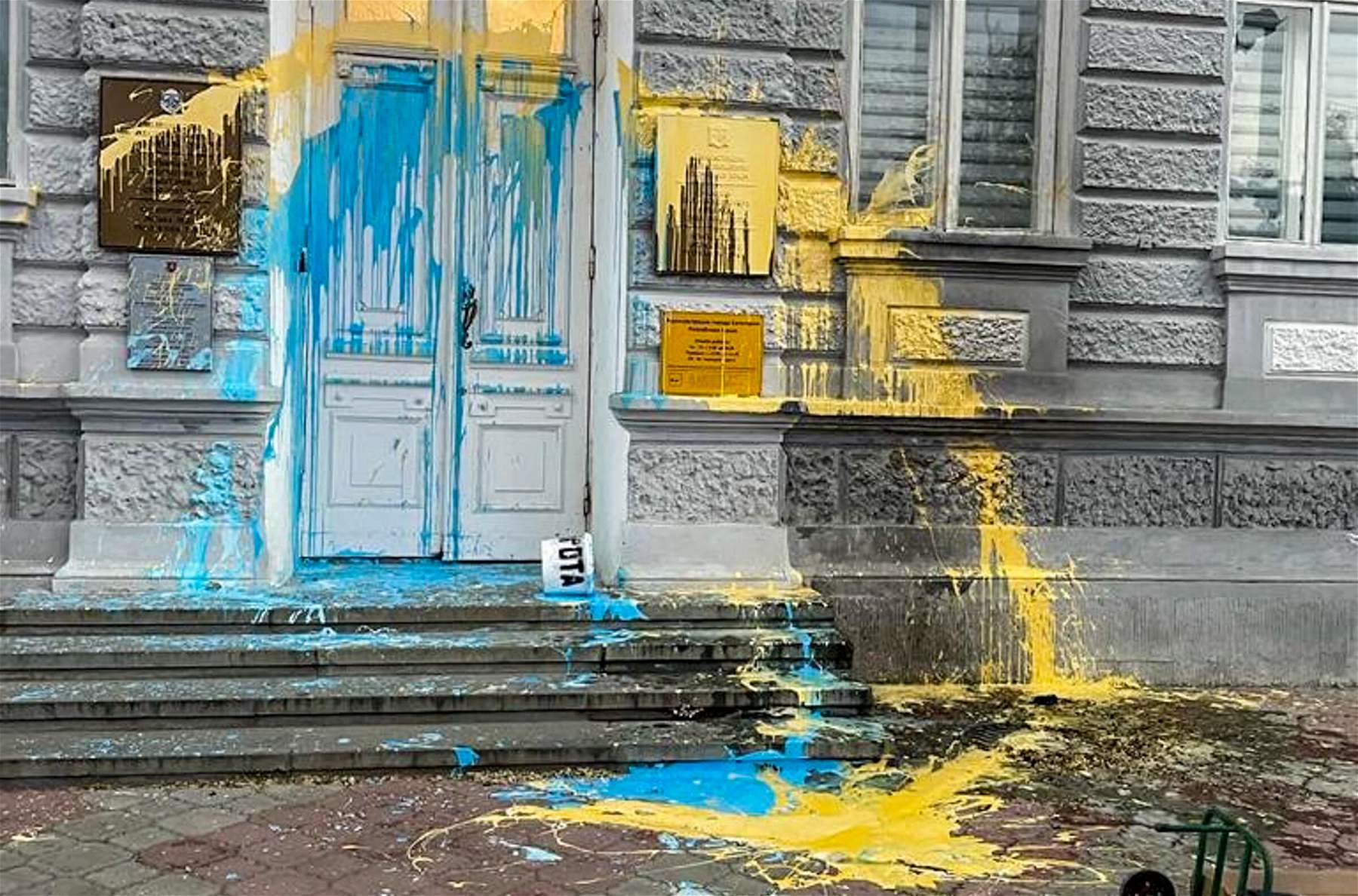 Russie : 15 ans de prison pour un artiste de rue qui a dégradé l'hôtel de ville pour protester contre la guerre