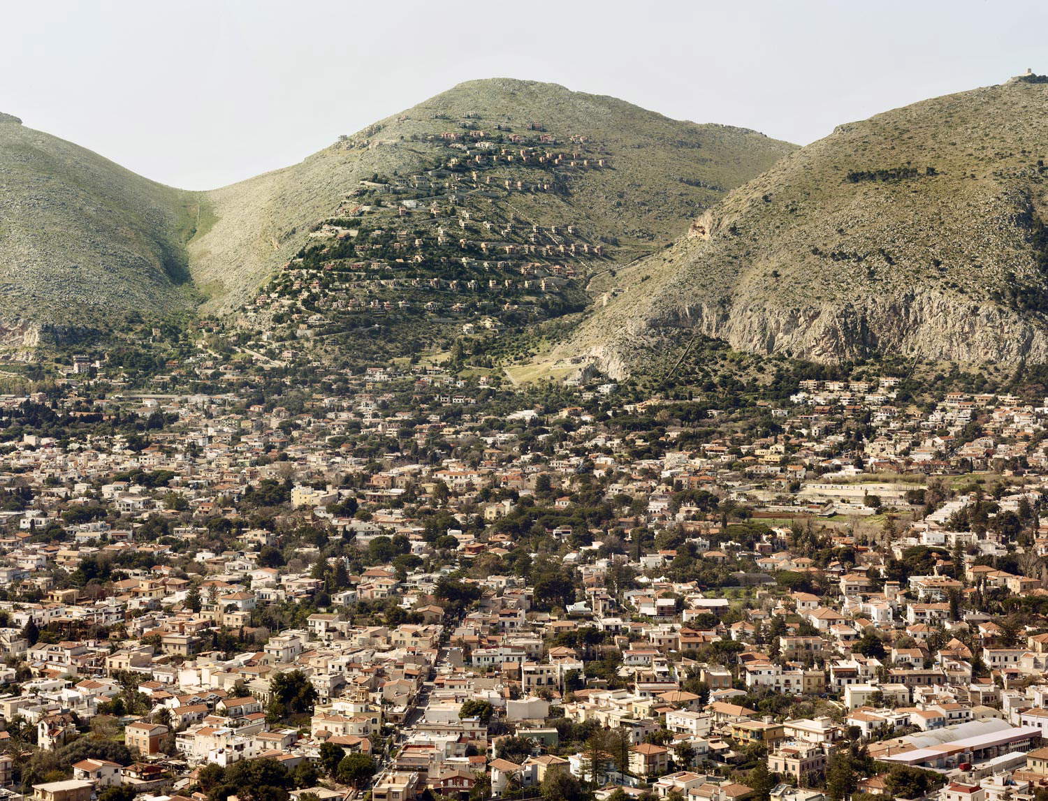 Tommaso Bonaventura, Alessandro Imbriaco, Fabio Severo, Collina di Pizzo Sella, Palermo (2012; de la serie Corpi di reato; © Tommaso Bonaventura, Alessandro Imbriaco, Fabio Severo - Museo di Fotografia Contemporanea, Milano-Cinisello Balsamo) Tommaso Bonaventura, Alessandro Imbriaco, Fabio Severo, Collina di Pizzo Sella, Palermo (2012; de la serie Corpi di reato; © Tommaso Bonaventura, Alessandro Imbriaco, Fabio Severo - Museo di Fotografia Contemporanea, Milano-Cinisello Balsamo)