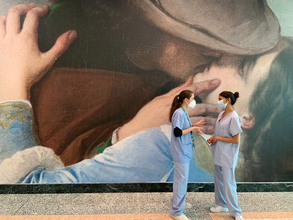 Les murs d'un hôpital sont recouverts d'agrandissements de tableaux célèbres de la Pinacothèque de Brera