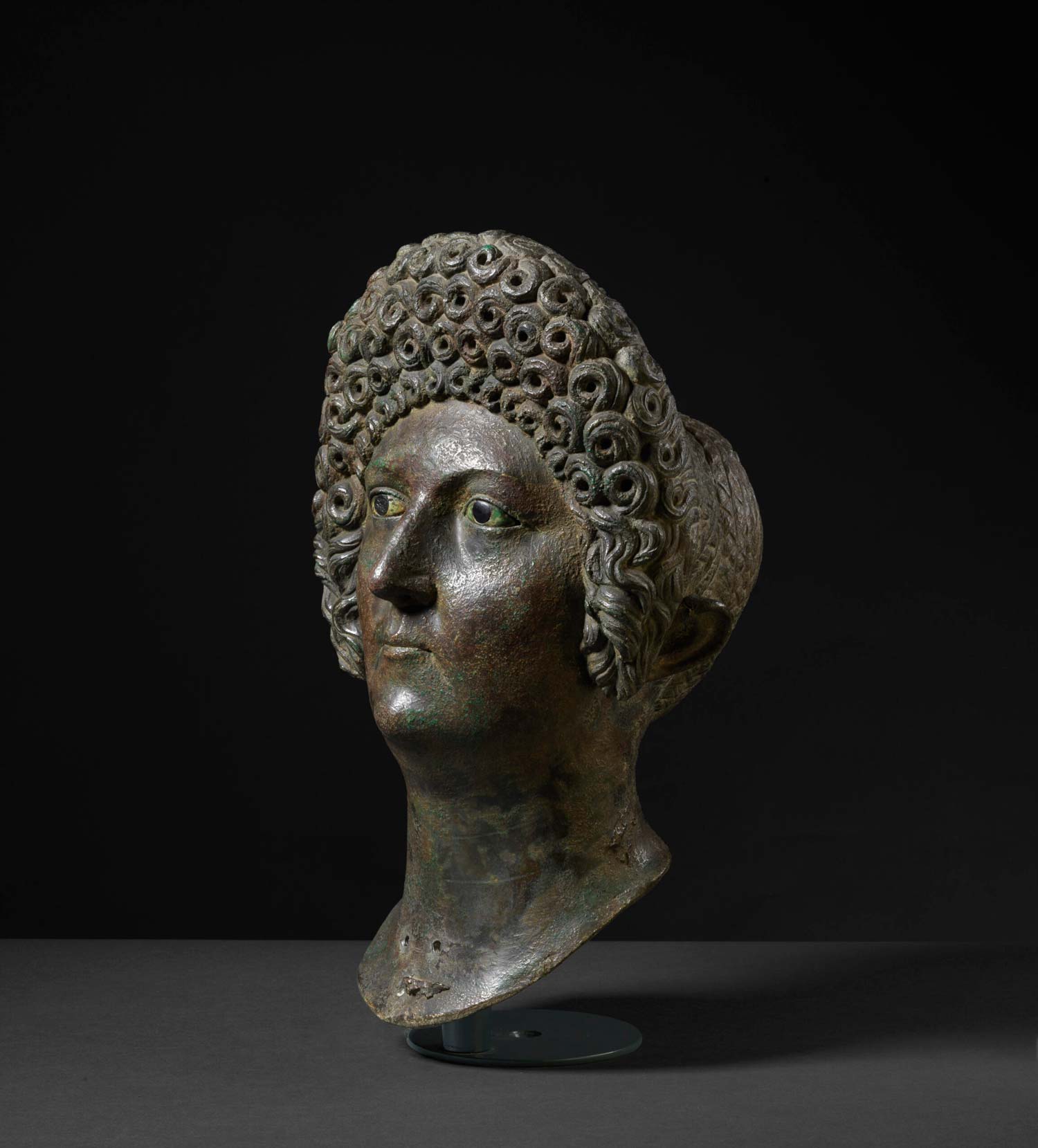 Retrato de una mujer de la familia Flavia, bronce, finales del siglo I d.C., zona del Capitolio, excavaciones de 1826, Archivo Fotográfico de los Museos de Brescia, Fotostudio Rapuzzi Retrato de una mujer de la familia Flavia, bronce, finales del siglo I d.C., zona del Capitolio, excavaciones de 1826, Archivo Fotográfico de los Museos de Brescia, Fotostudio Rapuzzi