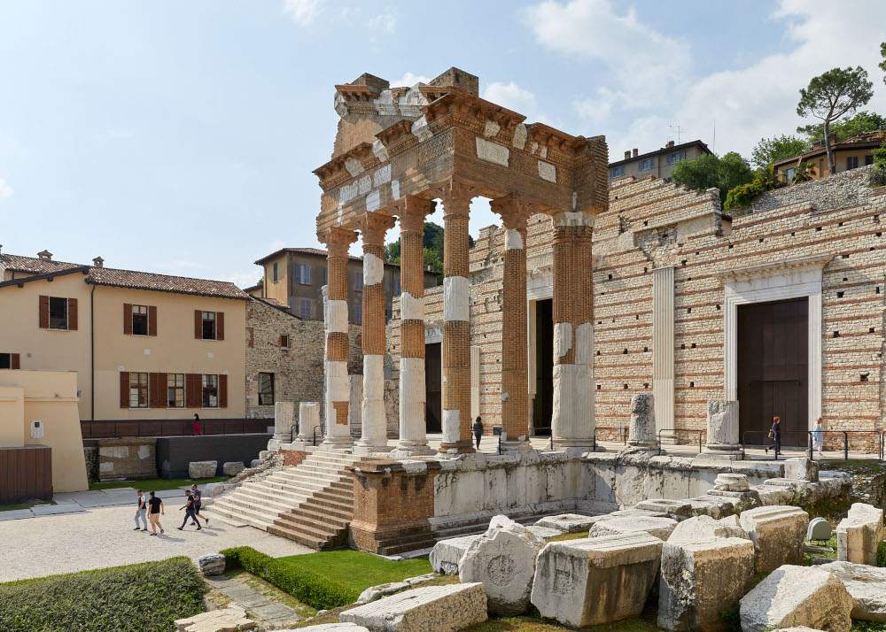 Brescia, le Corridor UNESCO s'ouvre : l'allée monumentale qui relie le Capitole au Musée Santa Giulia 