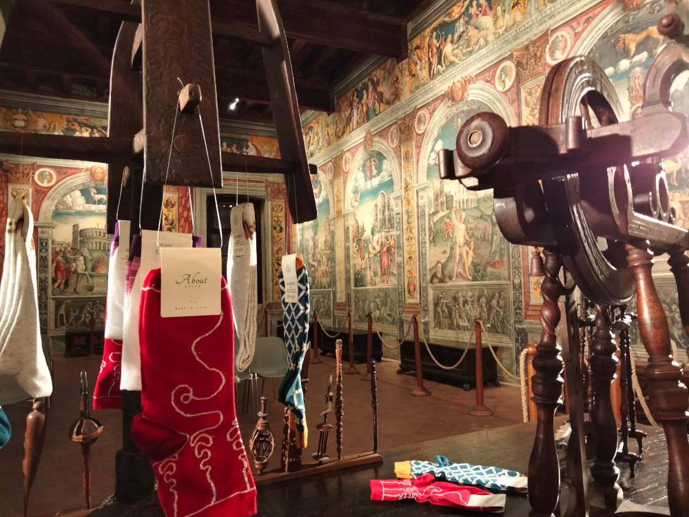 Mantua, une nouvelle ligne de chaussettes inspirée de la salle du Zodiaque est mise en vente au Palazzo d'Arco 