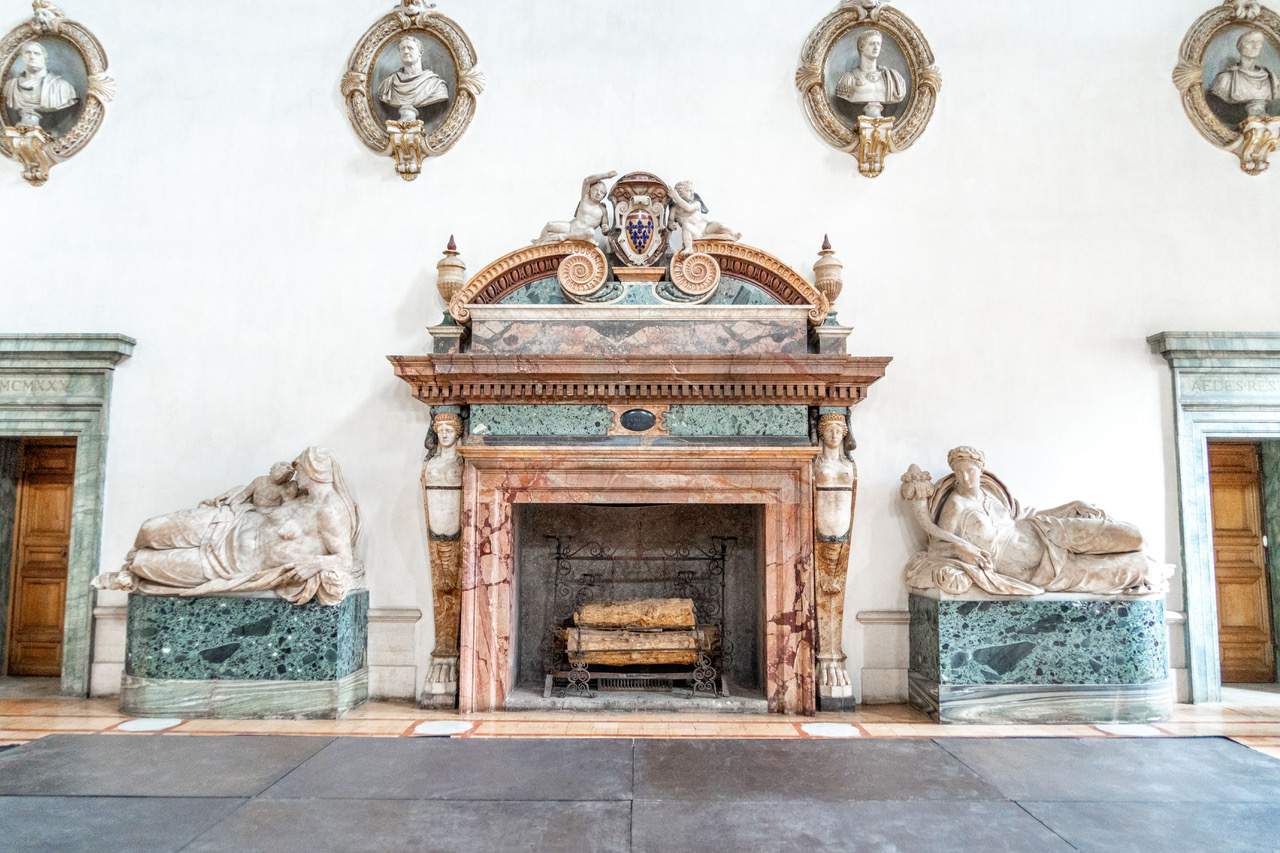 Roma, parte il restauro del sontuoso camino del Salone d'Ercole di Palazzo Farnese