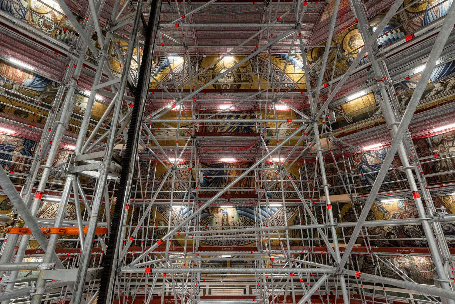 Die Restaurierungsstätte der Mosaiken des Baptisteriums von Florenz Die Restaurierungsstätte der Mosaiken des Baptisteriums von Florenz