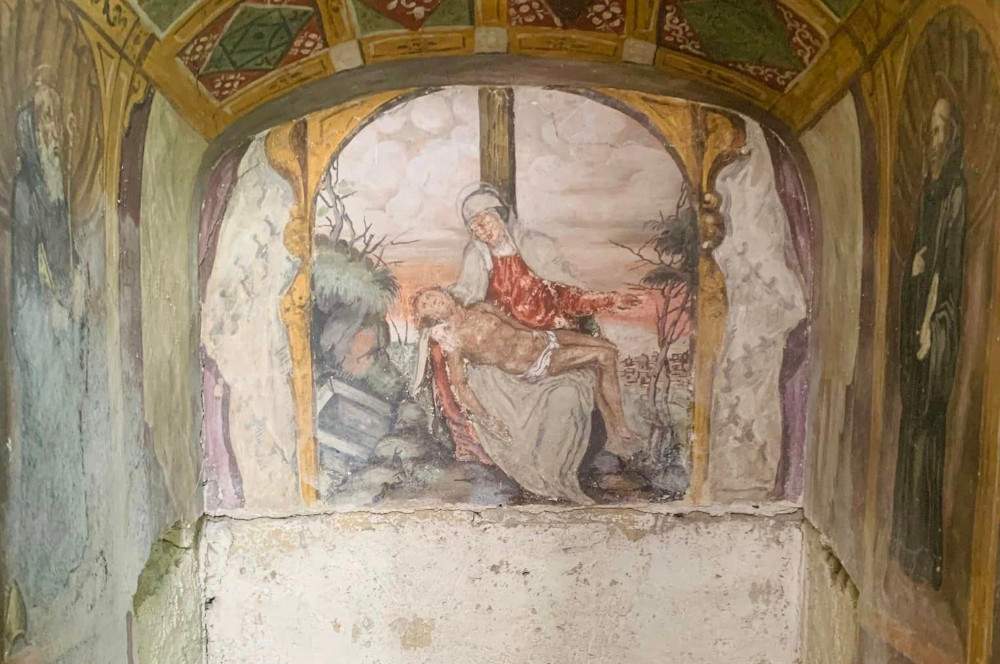 Naples, a small frescoed chapel is discovered at the State Archives. 