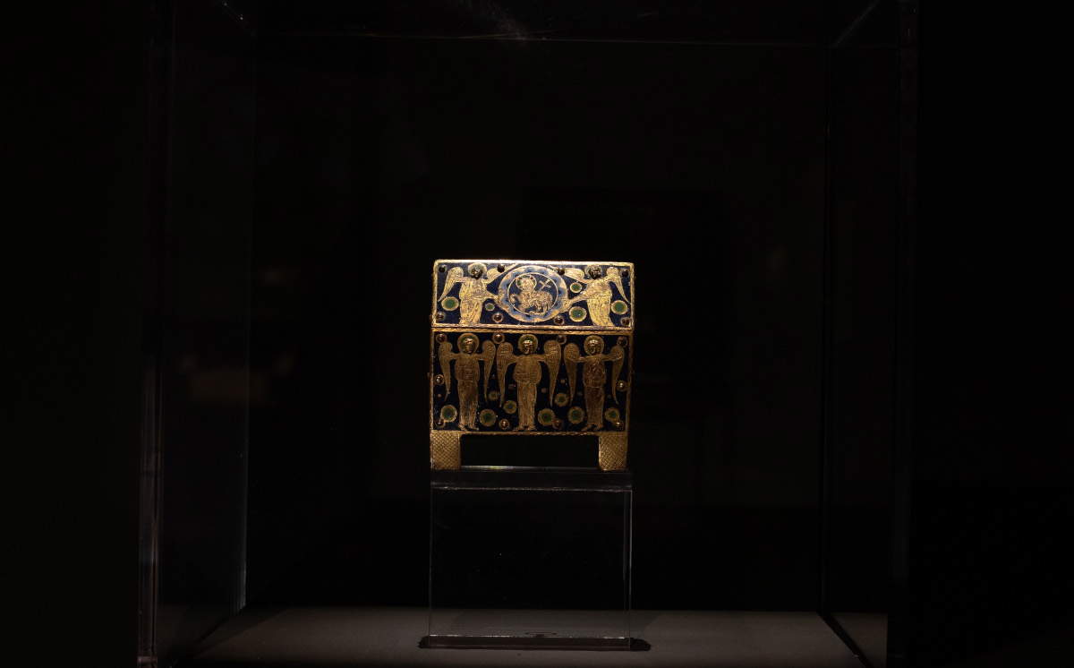 Cassetta-Reliquiar (Mitte 13. Jahrhundert; Champlev&eacute;-Email auf Kupfer, auf Holz montiert, 12,3 x 11,8 x 6 cm; Diözesanmuseum von Monreale, Leihgabe der Kurie von Monreale)