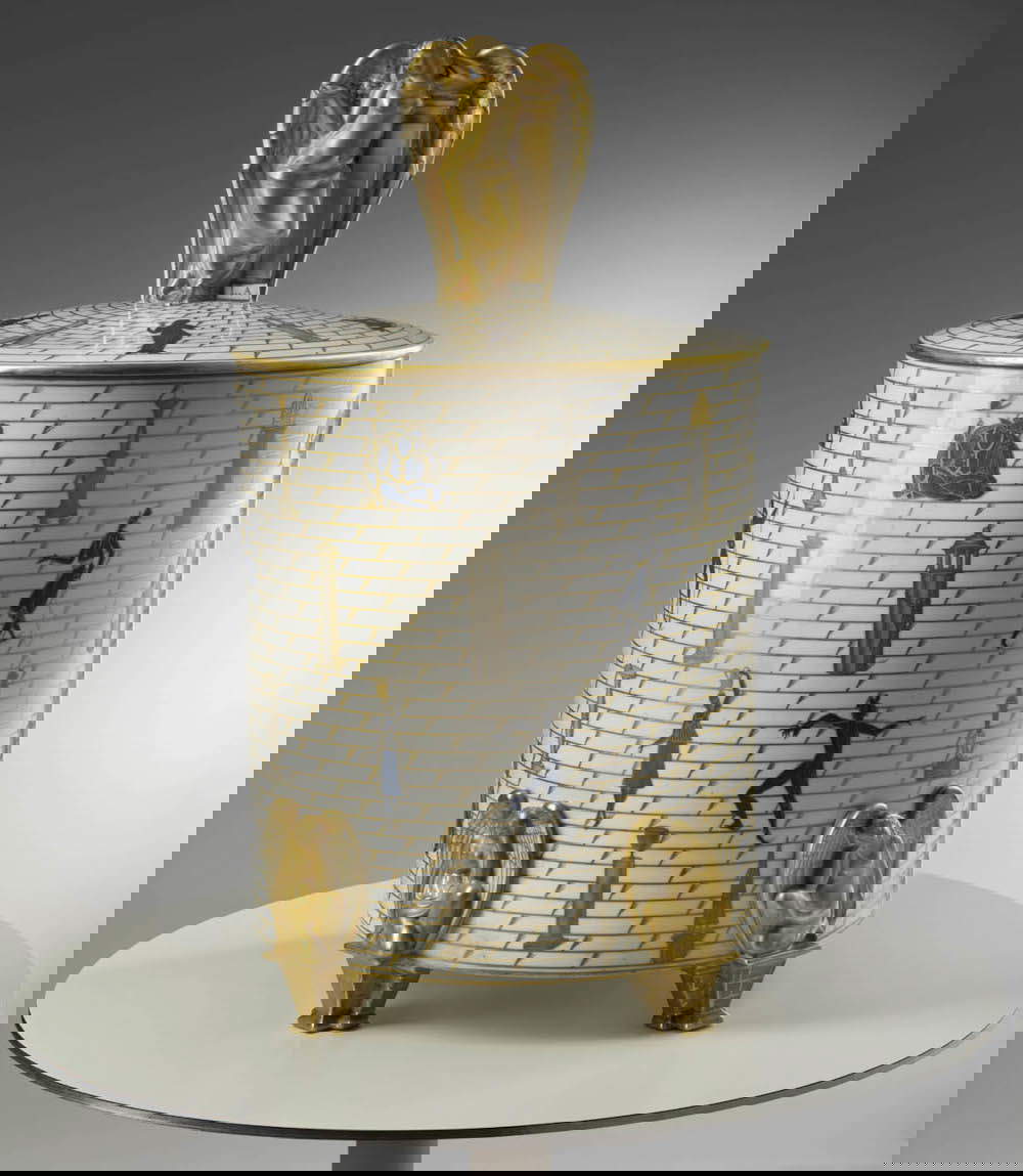 Gio Ponti y Libero Andreotti para la Società Ceramica Richard-Ginori, Cista La Conversazione Classica (1926-1927; porcelana, 57 cm; Milán, Museo Poldi Pezzoli)