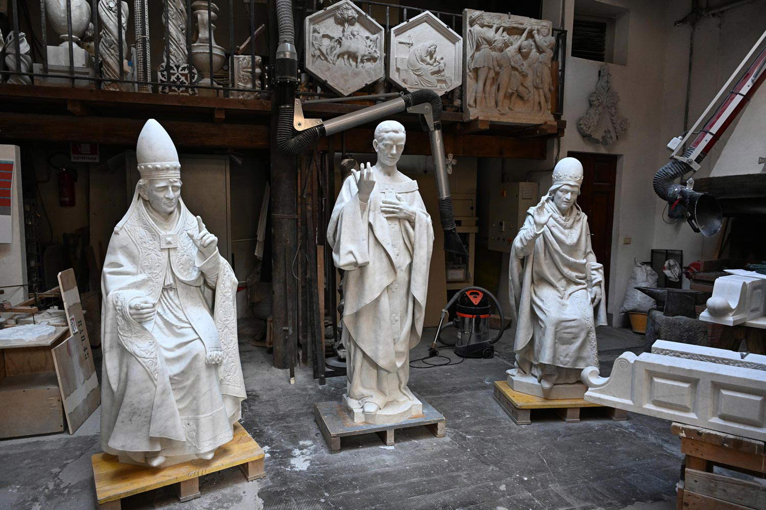 Placement of copies of 19th century statues on the facade of Florence Cathedral