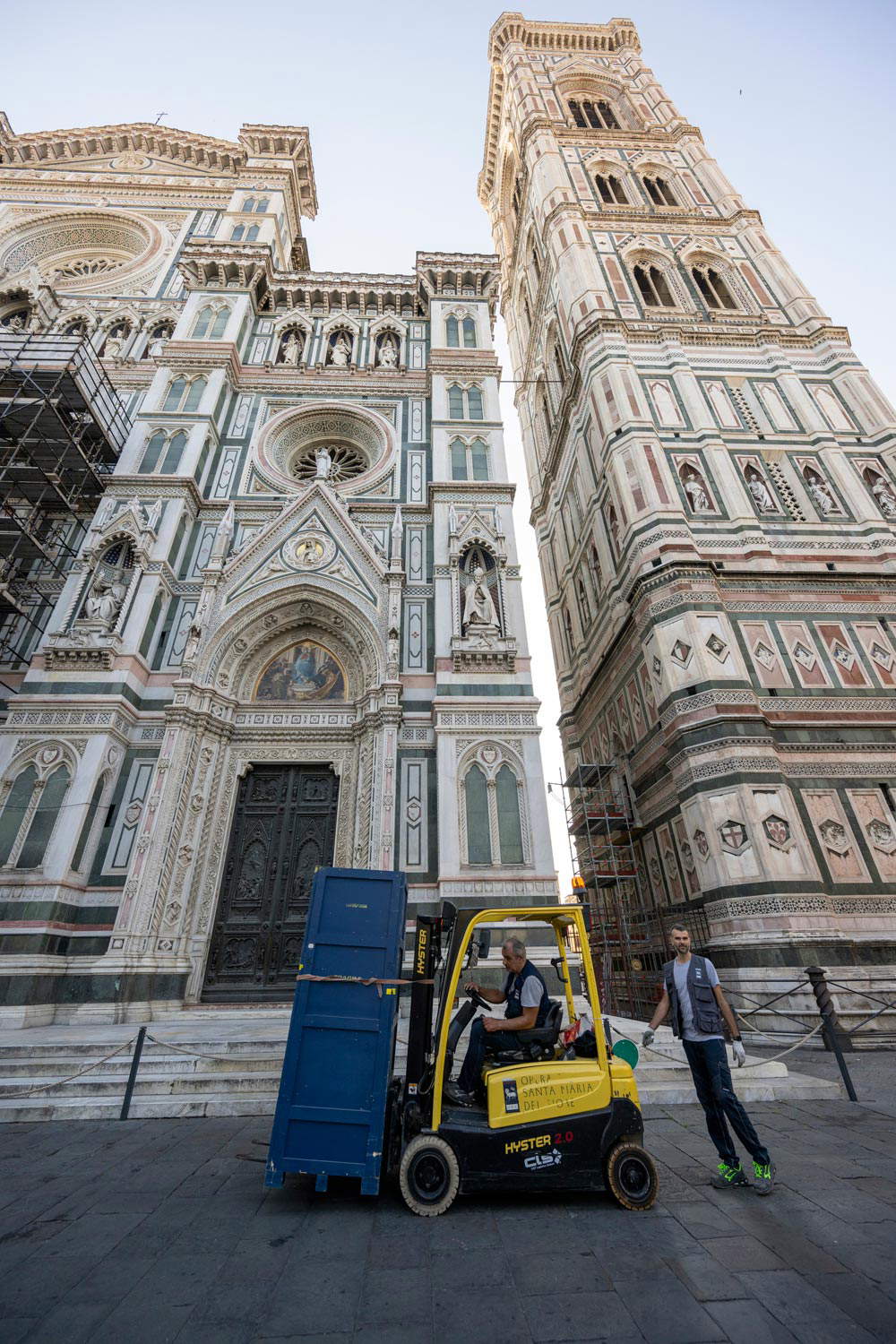 Placement of copies of 19th century statues on the facade of Florence Cathedral