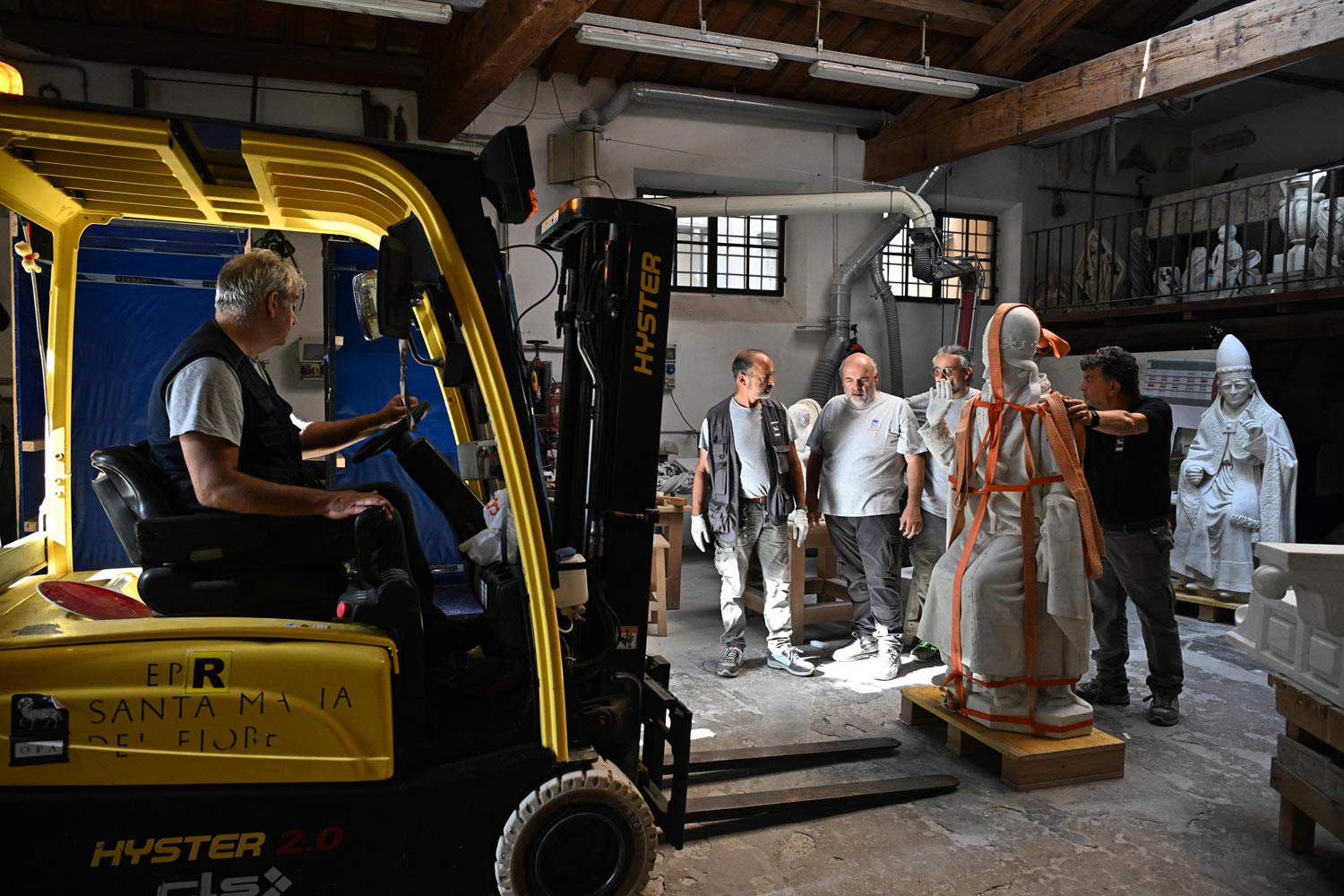 Placement of copies of 19th century statues on the facade of Florence Cathedral