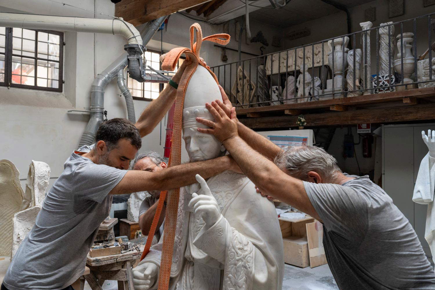 Placement of copies of 19th century statues on the facade of Florence Cathedral