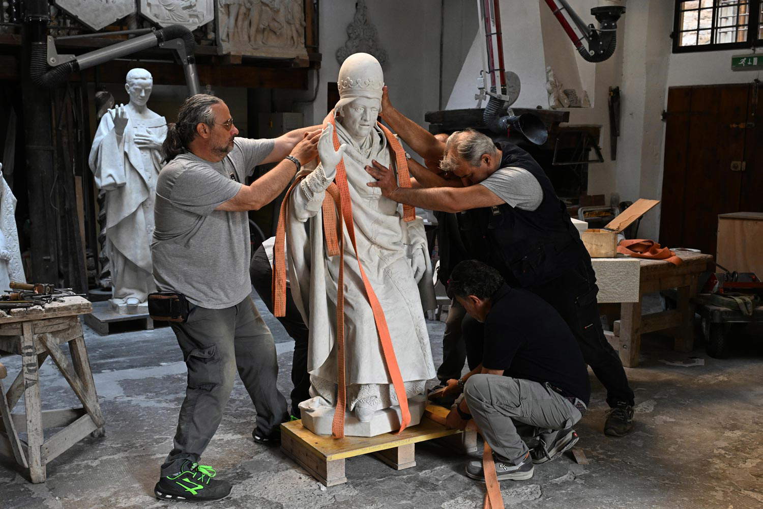 Placement of copies of 19th century statues on the facade of Florence Cathedral