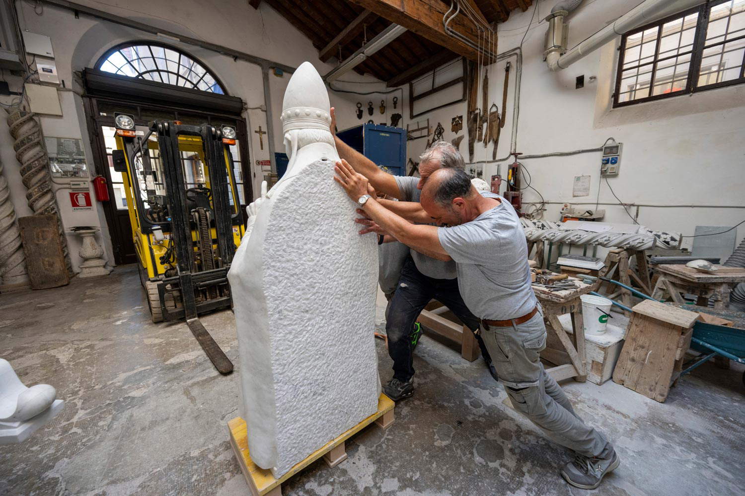 Placement of copies of 19th century statues on the facade of Florence Cathedral