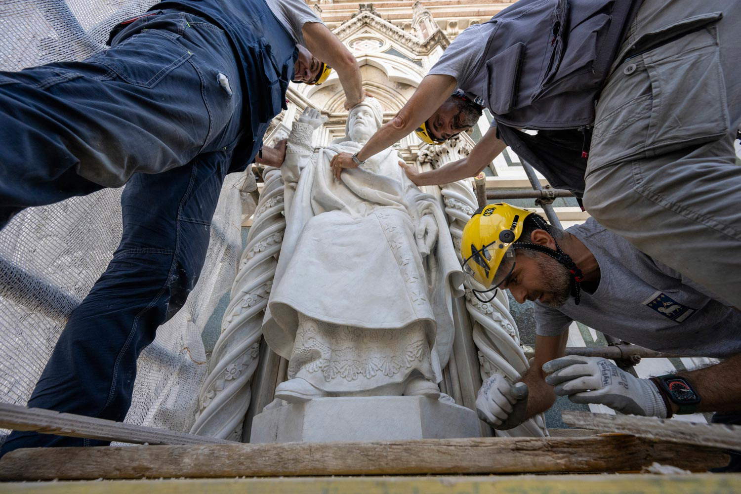 Placement of copies of 19th century statues on the facade of Florence Cathedral