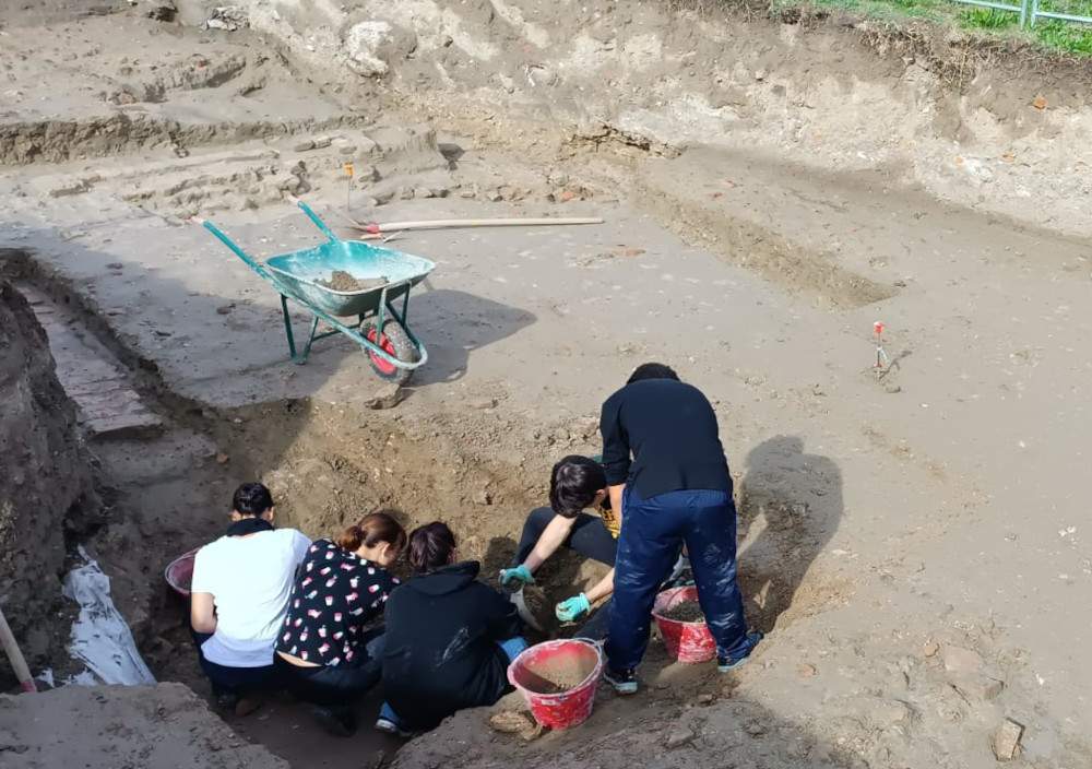 Ferrara, dagli scavi alla delizia estense di Belfiore emerge antica vasca con conduttura idraulica 