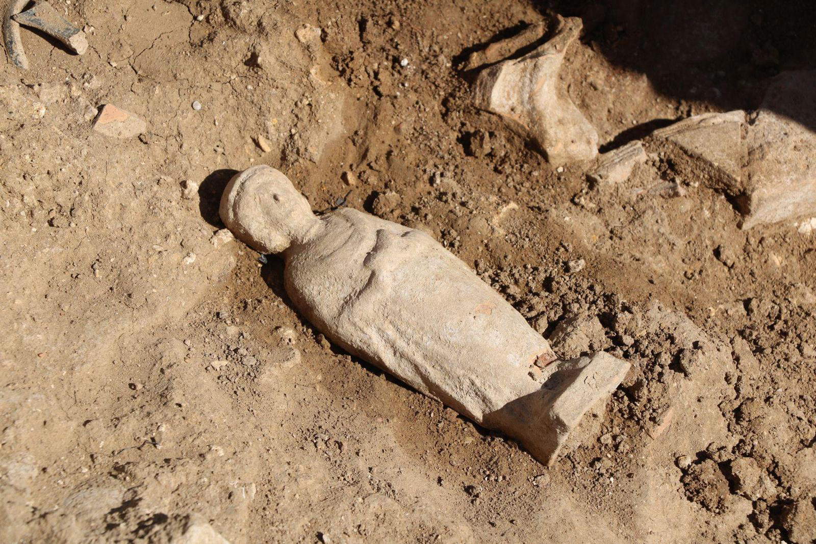 Agrigento, alla Valle dei Templi scoperto un ricco deposito votivo con 60 statue