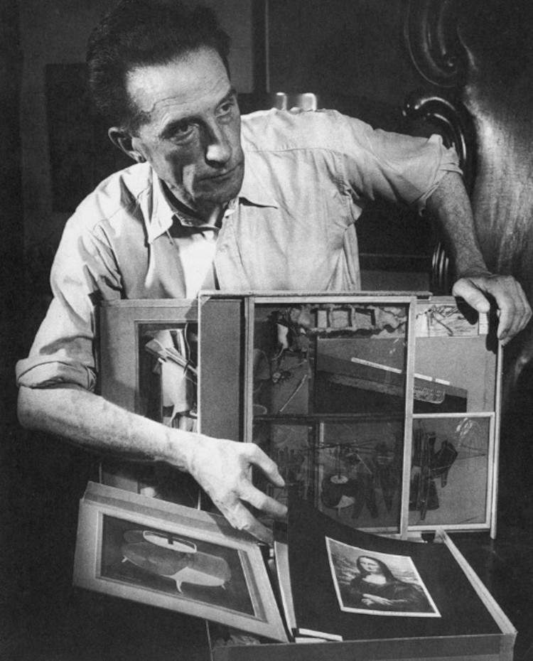 Imagen: Marcel Duchamp con un ejemplar incompleto de la Caja en una maleta en la residencia de Peggy Guggenheim, 440 East 51st Street, Nueva York, agosto de 1942. Publicado en Artist Descending to America, Time, vol. 40, nº 10, 7 de septiembre de 1942, p. 102.
