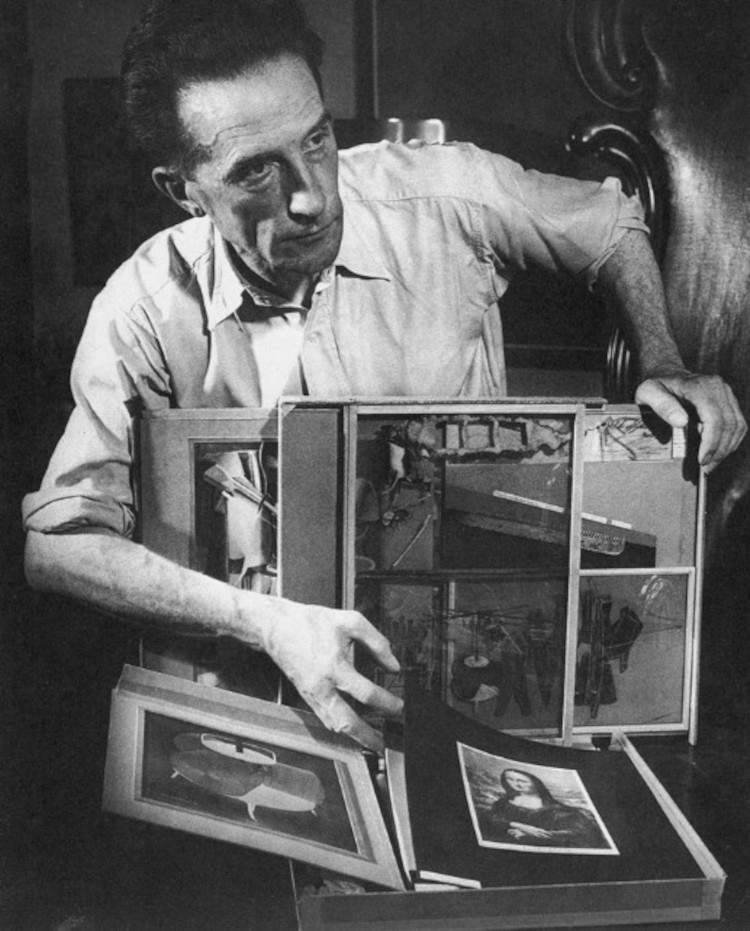 Marcel Duchamp con un ejemplar incompleto de la Caja en una maleta en la residencia de Peggy Guggenheim, 440 East 51st Street, Nueva York, agosto de 1942. Publicado en