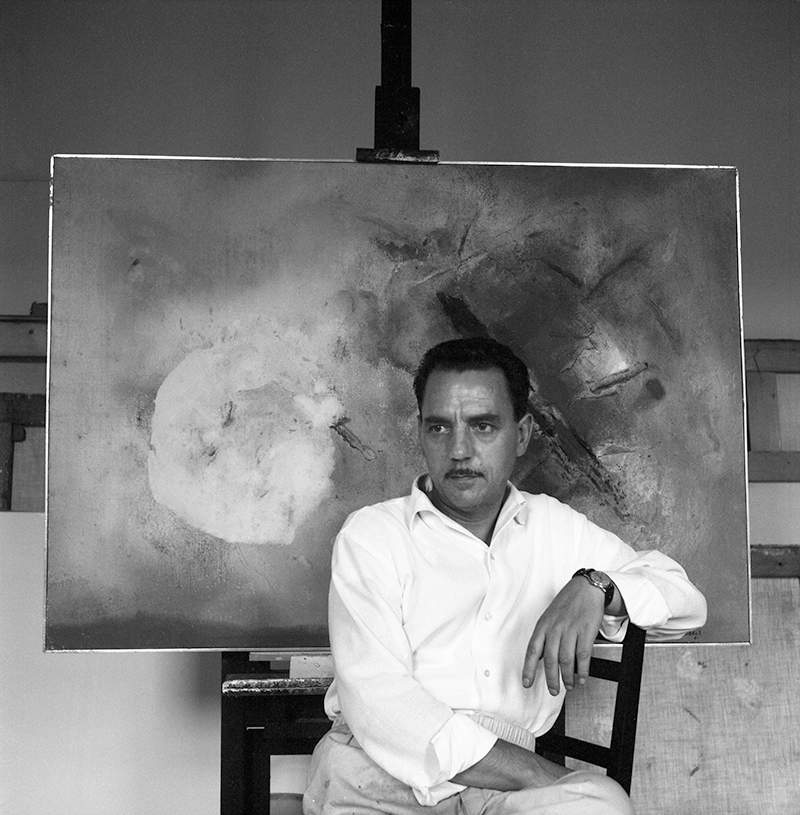 Edmondo Bacci im Atelier mit Avvenimento #372 (1961), Venedig, Anfang der 1960er Jahre. Edmondo Bacci Archiv, Venedig Edmondo Bacci im Atelier mit Avvenimento #372 (1961), Venedig, Anfang der 1960er Jahre. Edmondo Bacci Archiv, Venedig