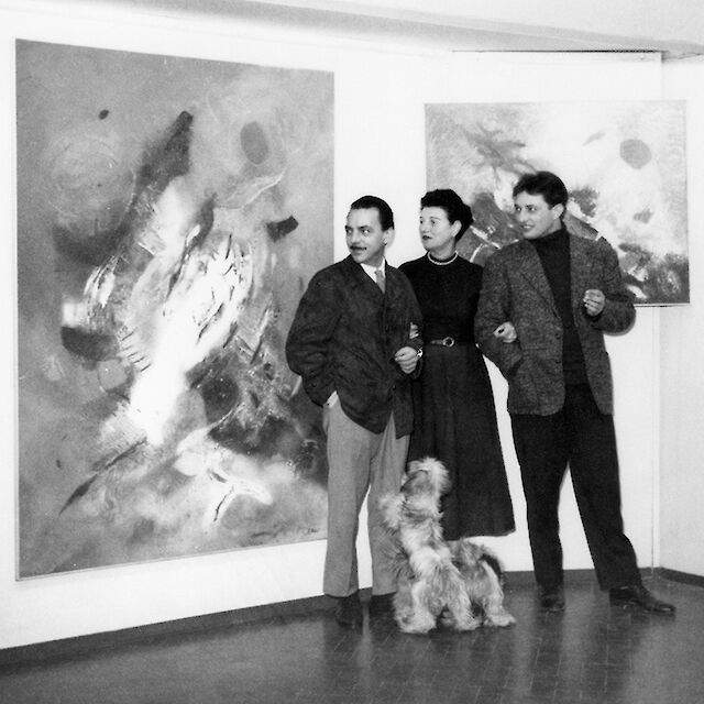 Edmondo Bacci, Peggy Guggenheim und Tancredi Parmeggiani (von links) in der Galleria del Cavallino, Venedig, um 1957. Hinter ihnen, von links, Ereignis #242 (um 1957) und Ereignis #235 (um 1957). Archiv Edmondo Bacci, Venedig Edmondo Bacci, Peggy Guggenheim und Tancredi Parmeggiani (von links) in der Galleria del Cavallino, Venedig, um 1957. Hinter ihnen, von links, Ereignis #242 (um 1957) und Ereignis #235 (um 1957). Archiv Edmondo Bacci, Venedig