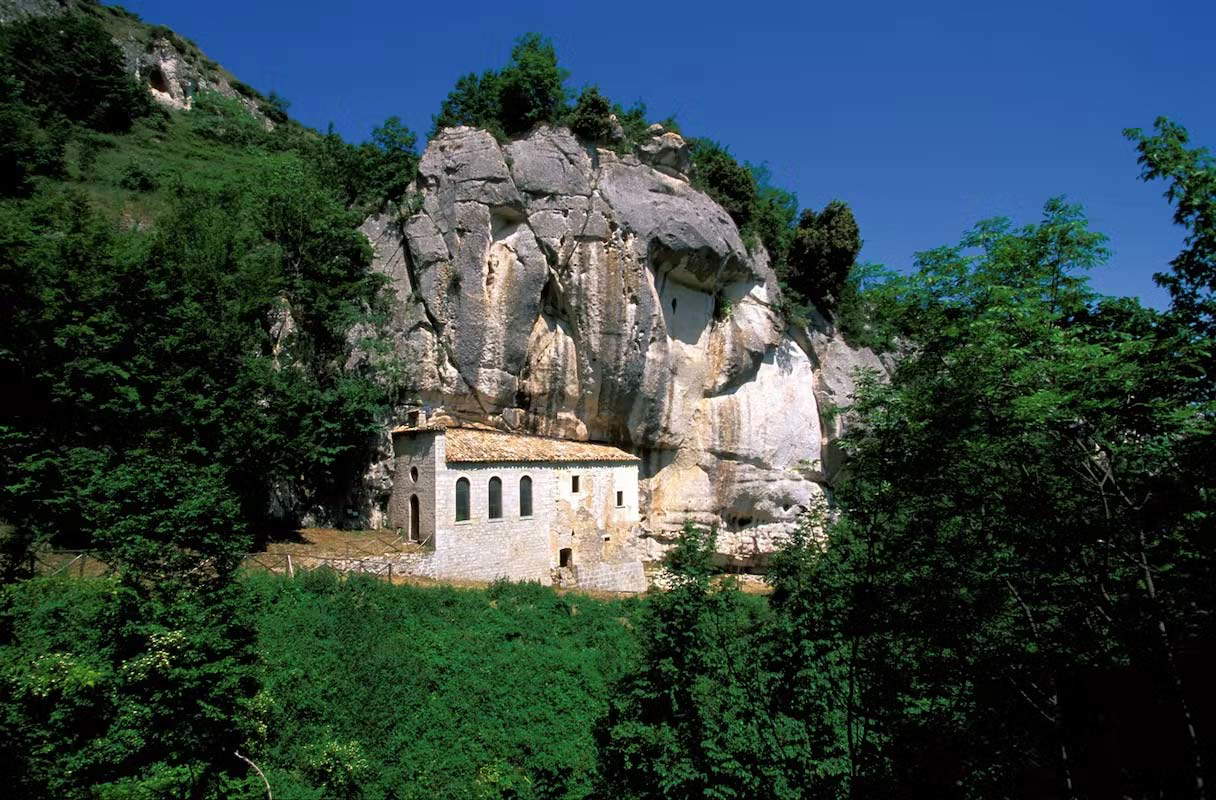 Die Einsiedelei von Sant'Onofrio di Serramonacesca Die Einsiedelei von Sant'Onofrio di Serramonacesca