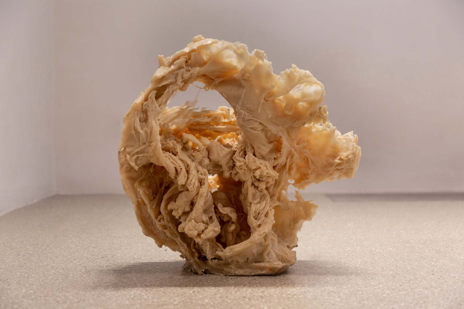 Fabio Roncato, Momentum (2020; cera d'api, 53 x 50 x 30 cm). Foto: Marco Pavan. Su gentile concessione dell'artista e Boccanera Gallery Fabio Roncato, Momentum (2020; cera d'api, 53 x 50 x 30 cm). Foto: Marco Pavan. Su gentile concessione dell'artista e Boccanera Gallery