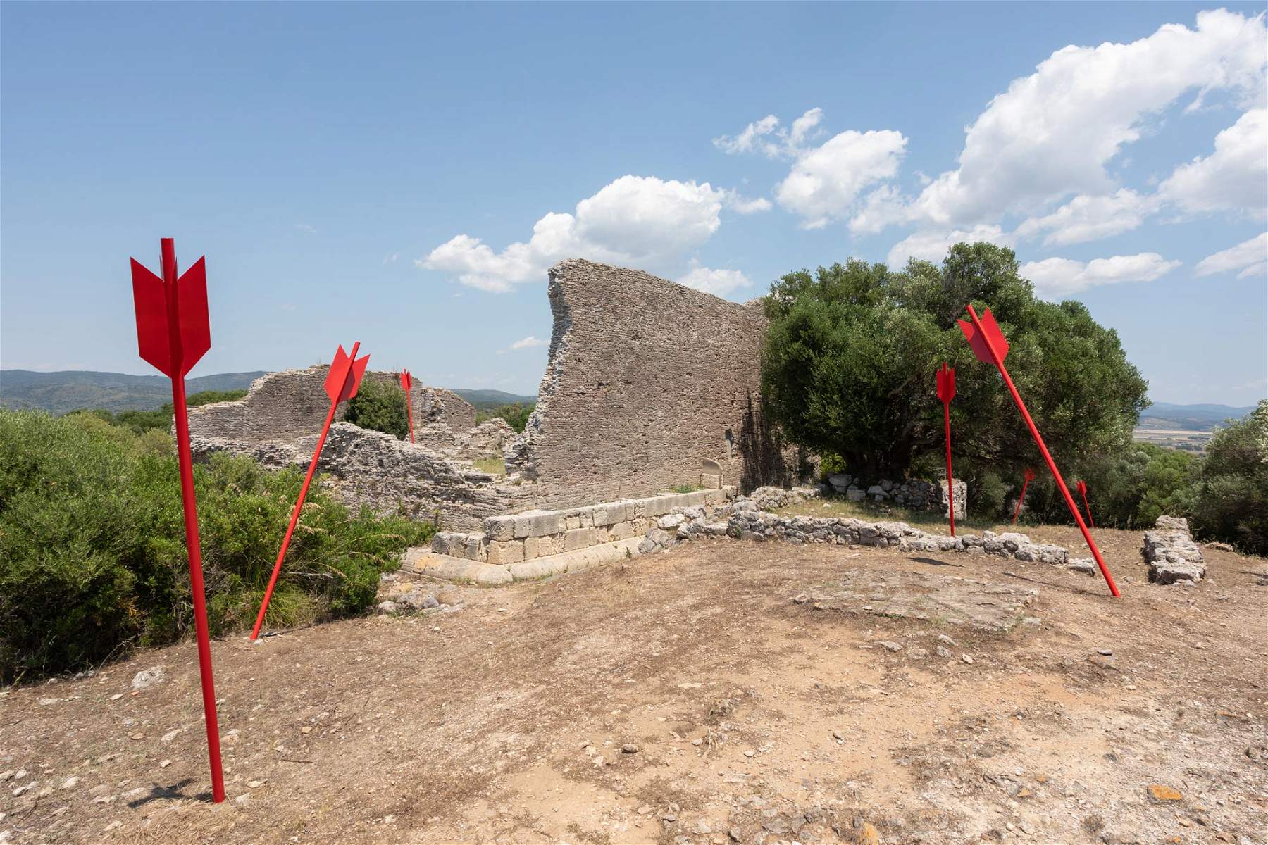 Les flèches de Felice Levini dans le parc archéologique de Cosa : l'intervention pour Hypermaremma