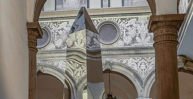 Florenz, ein großer Obelisk von Felice Limosani in der Sammlung Casamonti: 