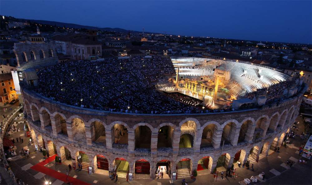 L'Arena di Verona peut mettre fin aux représentations d'opéra à une heure du matin.