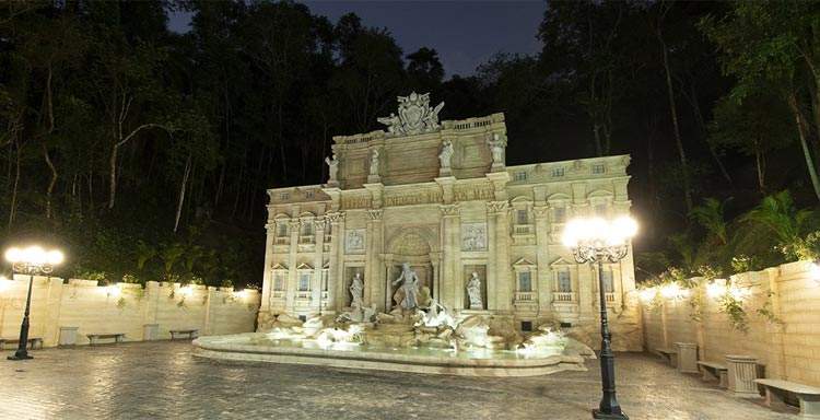 In Brazil they build a replica of the Trevi Fountain in the midst of palm trees