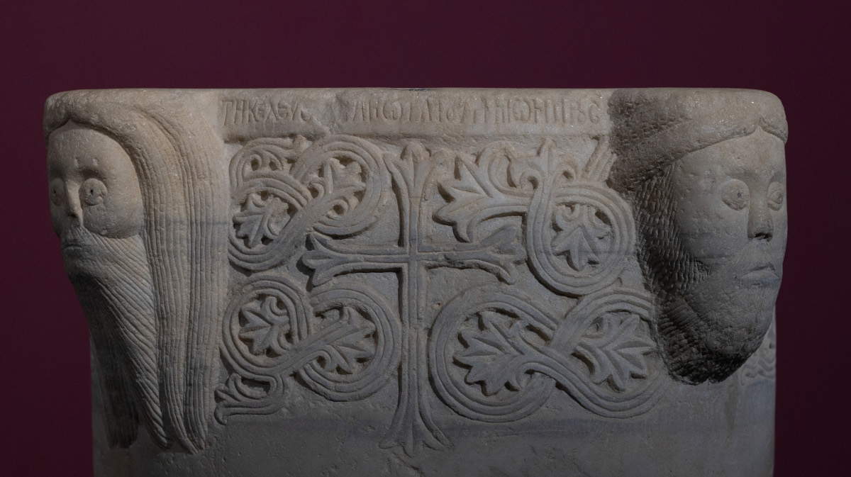 Taufbecken (12. Jh.; Marmor, 72,5 x 59,5 cm; Interdisziplinäres Regionalmuseum Messina, Leihgabe der regionalen Abteilung für Kulturerbe)