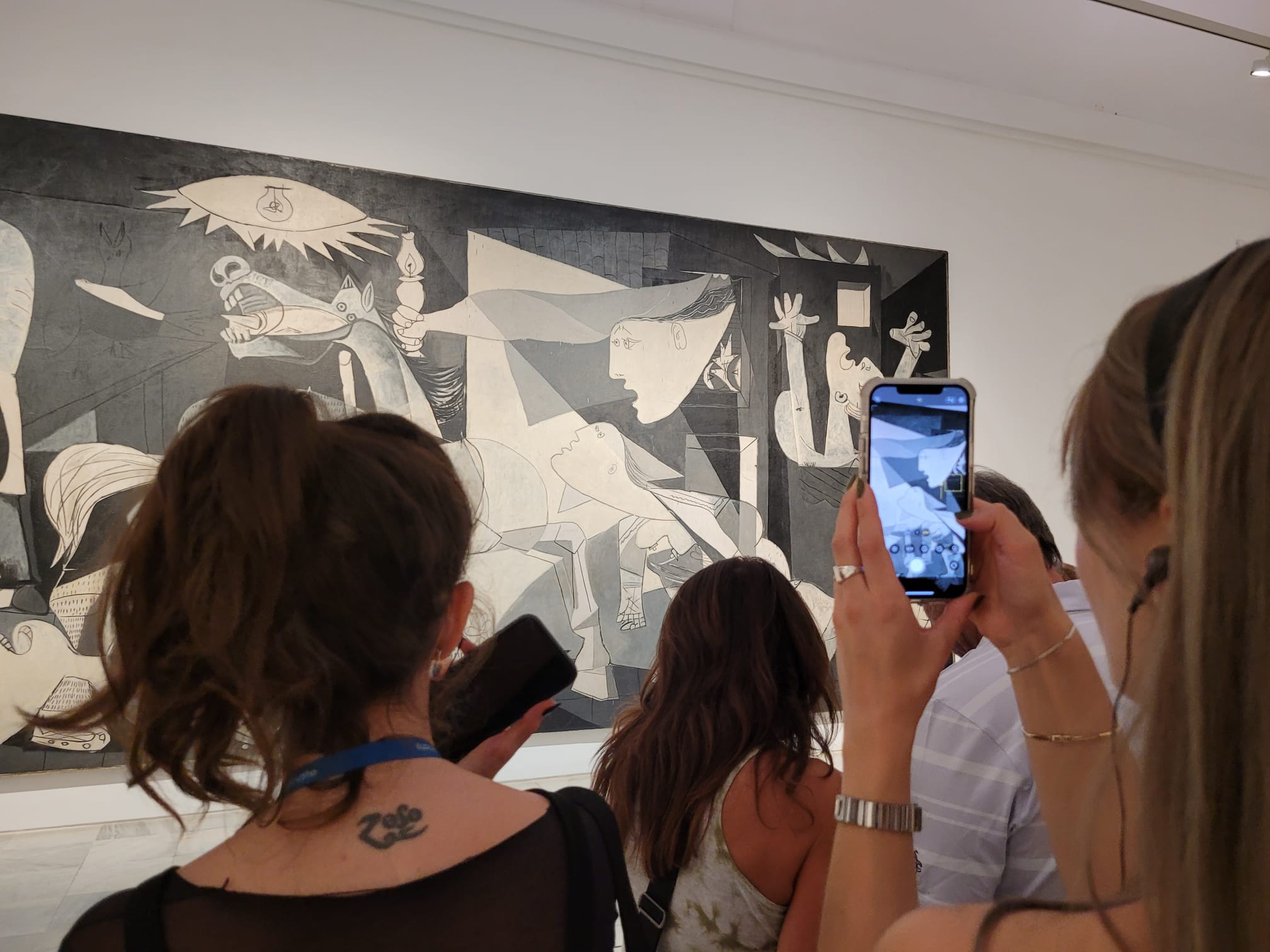 Jeder fotografiert Picassos Guernica, jetzt, wo man es endlich sehen kann