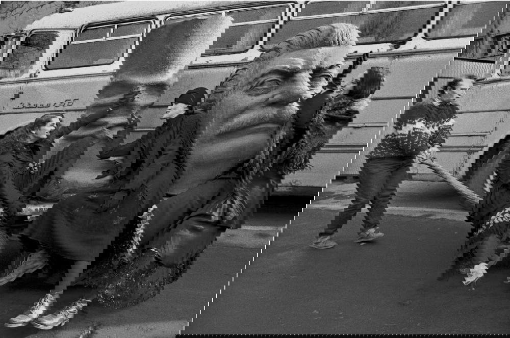 Ferdinando Scianna, Budapest, Ungheria, 1990. Tre allegre ragazze accompagnano Josip Stalin alla pattumiera della storia (1990; 43 x 49 cm) ©Ferdinando Scianna
