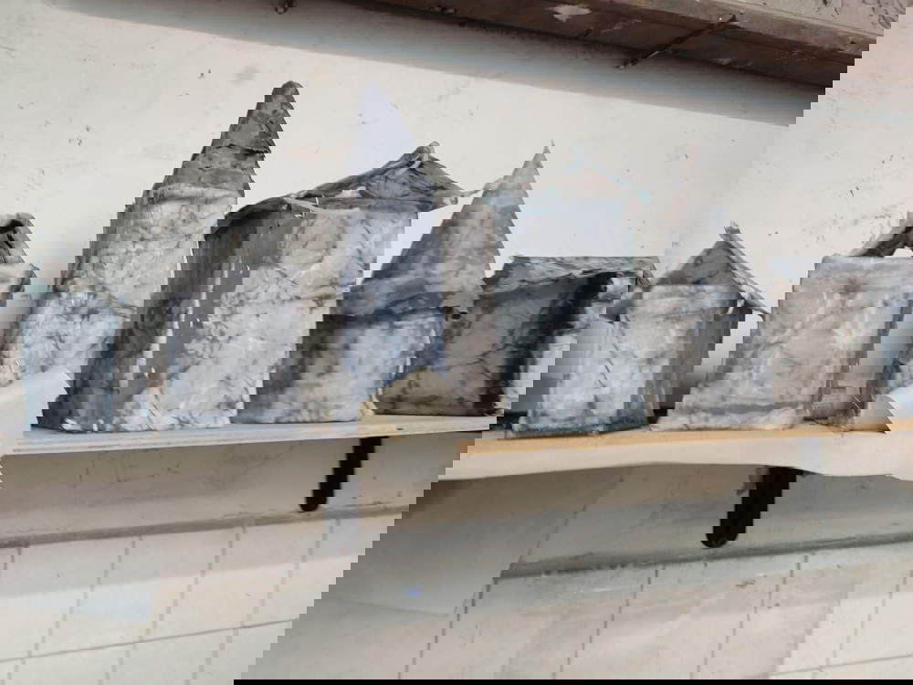 Brenno Franceschi, Fragili equilibri (2023; tessuto e cera)