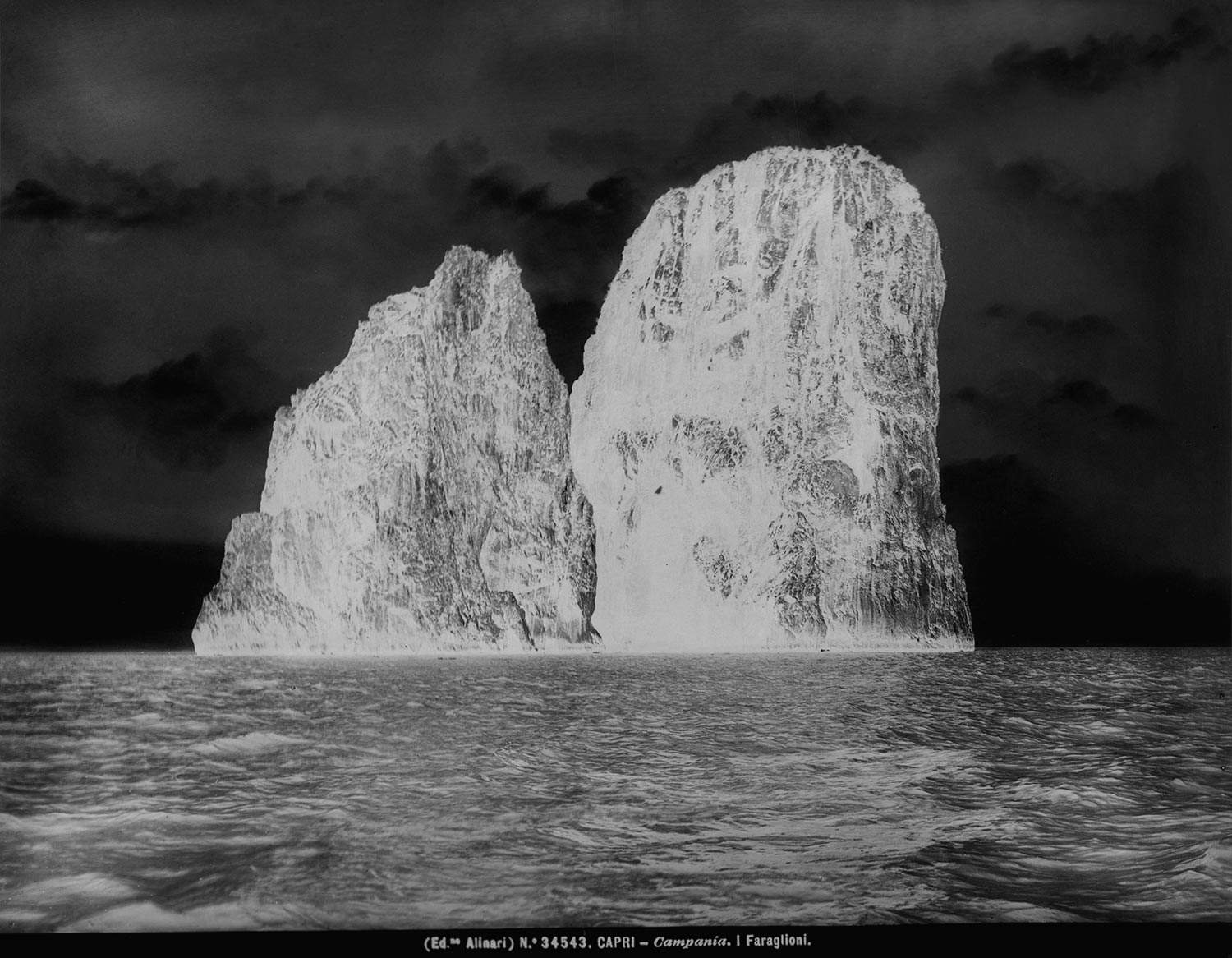 Fratelli Alinari, I faraglioni (Los Faraglioni), (Capri, antes de 1915; negativo en gelatina de plata sobre vidrio; Florencia, Archivo Alinari) Fratelli Alinari, I faraglioni (Los Faraglioni), (Capri, antes de 1915; negativo en gelatina de plata sobre vidrio; Florencia, Archivo Alinari)