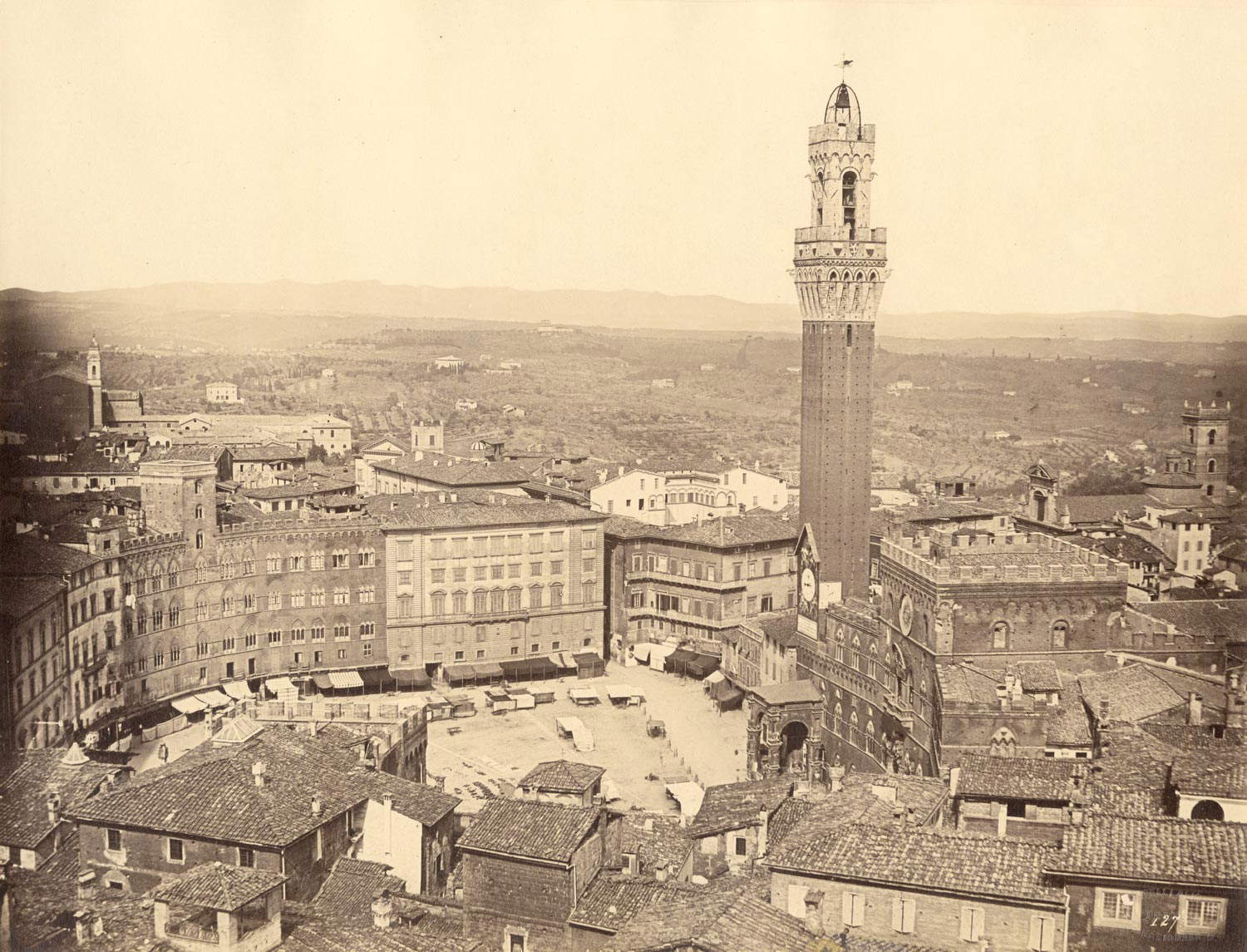 Fratelli Alinari Fotografi de Luigi Bardi, Panorama de Siena con la Piazza del Campo y la torre del Palazzo Pubblico (Siena ca. 1855; impresión a la albúmina sobre papel; Florencia, Archivo Alinari-Colección Retuna) Fratelli Alinari Fotografi de Luigi Bardi, Panorama de Siena con la Piazza del Campo y la torre del Palazzo Pubblico (Siena ca. 1855; impresión a la albúmina sobre papel; Florencia, Archivo Alinari-Colección Retuna)